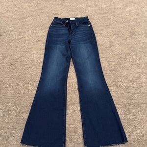 Frame Le Easy Flare 
Size 27
Inseam 30
Worn maybe twice